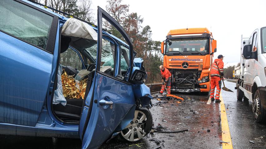 Trümmerfeld in Franken: Hyundai prallt gegen Laster - Fahrer stirbt