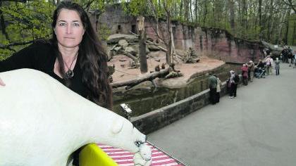 Manuela Dilly mit Eisbären-Skulptur auf dem Verkaufsstand beim Paviangehege. Manuela Dilly mit Eisbären-Skulptur auf dem Verkaufsstand beim Paviangehege.