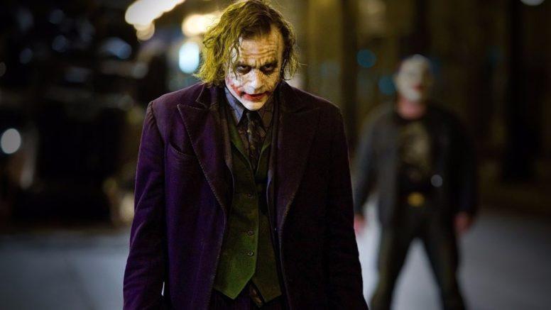 Am 12. März erscheint der mit elf Oscars ausgezeichnete Film "Joker" auf DVD und Blu-ray. Da ist es bestimmt kein Zufall das ebenfalls im März auf Netflix die Christopher Nolan Filme "Batman Begins" und "The Dark Knight" erscheinen. Beide Filme sind ab 7. März auf der Streaming-Plattform verfügbar. Mit "Batman Begins" setzte der bis dahin für Noir-Thriller mit Indie-Touch bekannte Christopher Nolan 2005 das Batman-Franchise fulminant zurück auf Null. Mit "The Dark Knight" legte Nolan dann noch eine Schippe drauf - unvergessen der Auftritt des "Jokers" gespielt von Heath Ledger, der posthum für seine Darstellung den Oscar als "Bester Nebendarsteller" erhielt. Elf Jahre danach wurde Joaquin Phoenix als "Bester Hauptdarsteller"  in "Joker" ausgezeichnet. "The Dark Knight Rises", der dritte Teil der Triologie ist bereits seit längerem verfügbar. Wer alle vier Filme in einem Marathon sehen möchte, benötigt dafür rund 580 Minuten, also mit Pausen sollte man auf jeden Fall über zehn Stunden einplanen.