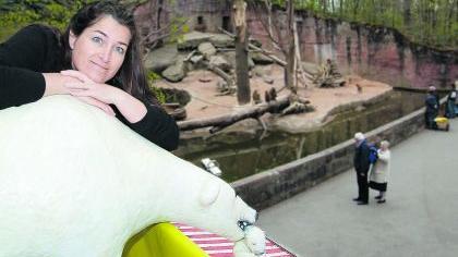 Manuela Dilly mit Eisbären-Skulptur auf dem Verkaufsstand beim Paviangehege. Manuela Dilly mit Eisbären-Skulptur auf dem Verkaufsstand beim Paviangehege.