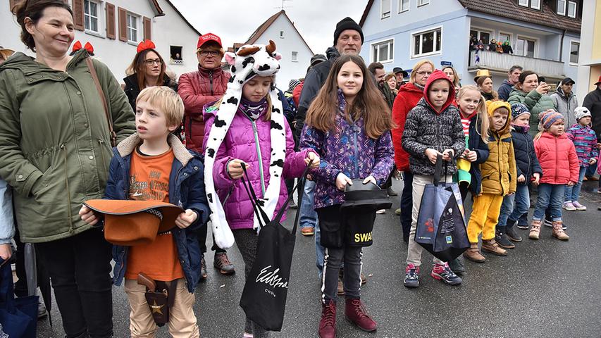 Knalltüten, Einhörner und Banditen: So lief der Faschingszug in Neunkirchen