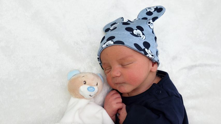 Mirko schmiegte sich zum Fototermin an seinen Kuschelbären. Der Kleine kam am 22. Februar 2020 in der Klinik Hallerwiese zur Welt. Er wog 3740 Gramm bei einer Körpergröße von 52 Zentimetern.