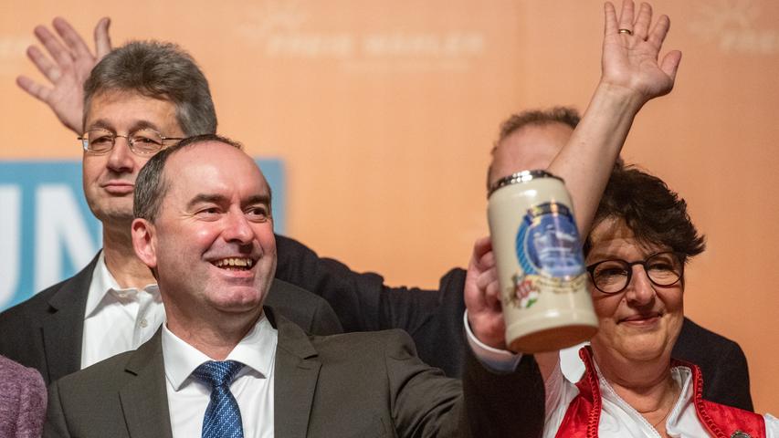 Deggendorf: Hatte gut lachen: Hubert Aiwanger, Vorsitzender der Freien Wähler und bayerischer Wirtschaftsminister (2.v.l, vorne), beim Politischen Aschermittwoch in Deggendorf.
