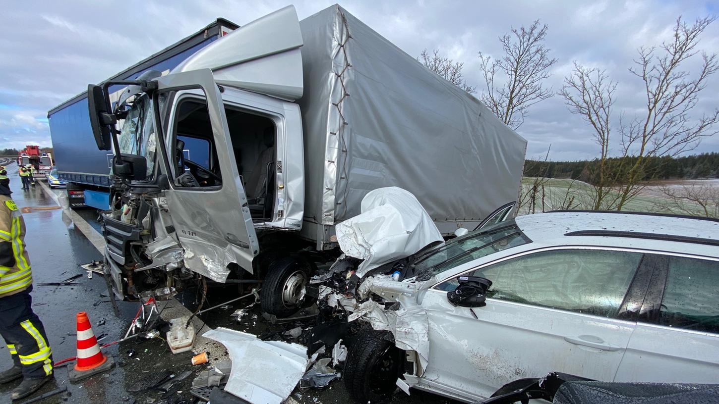 Insgesamt sieben Lastwagen waren in den Unfall involviert.