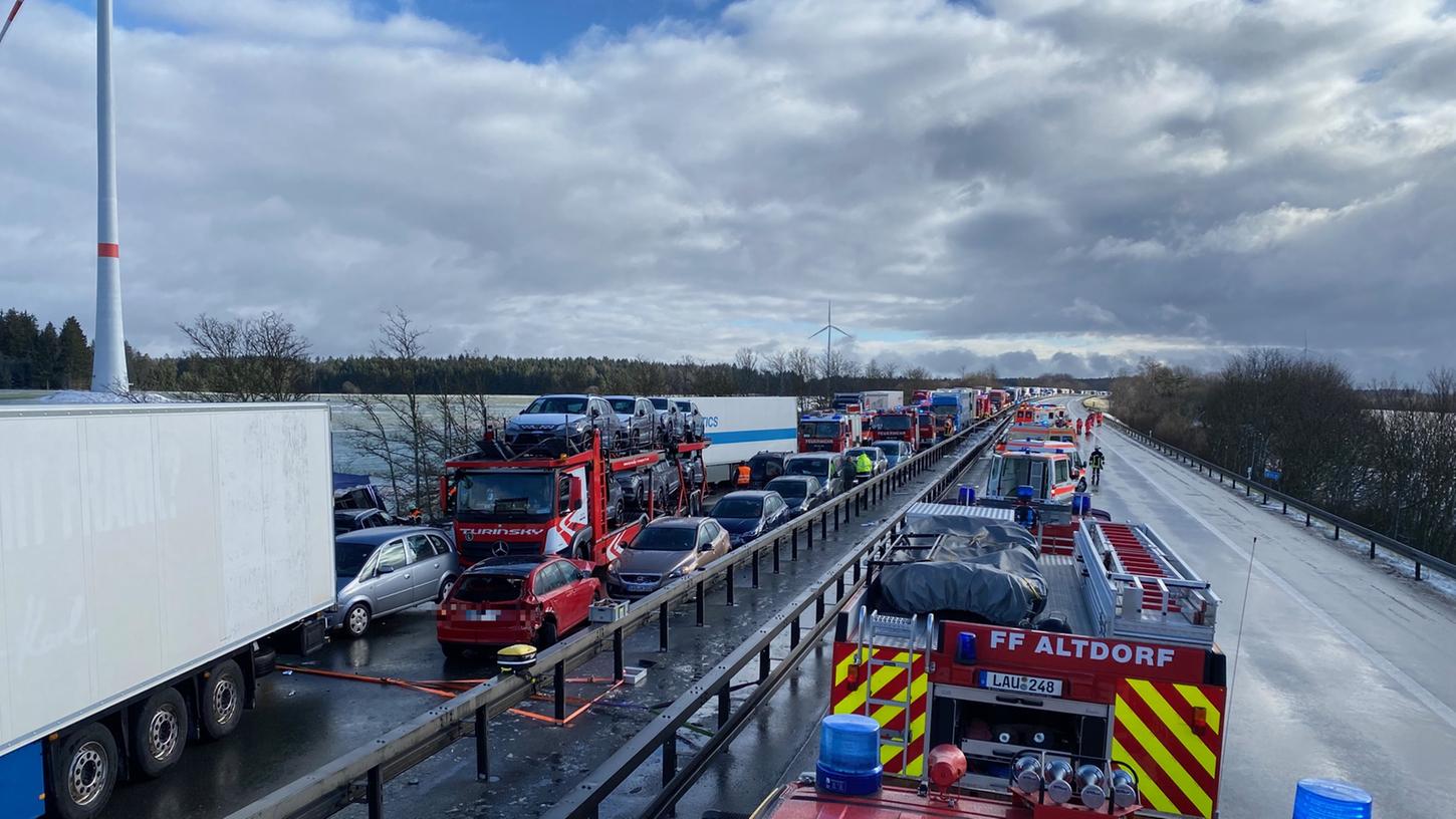 Rund 200 Rettungskräfte waren am Mittwoch auf der A6 im Einsatz, um die Menschen aus ihren Fahrzeugen zu bergen.