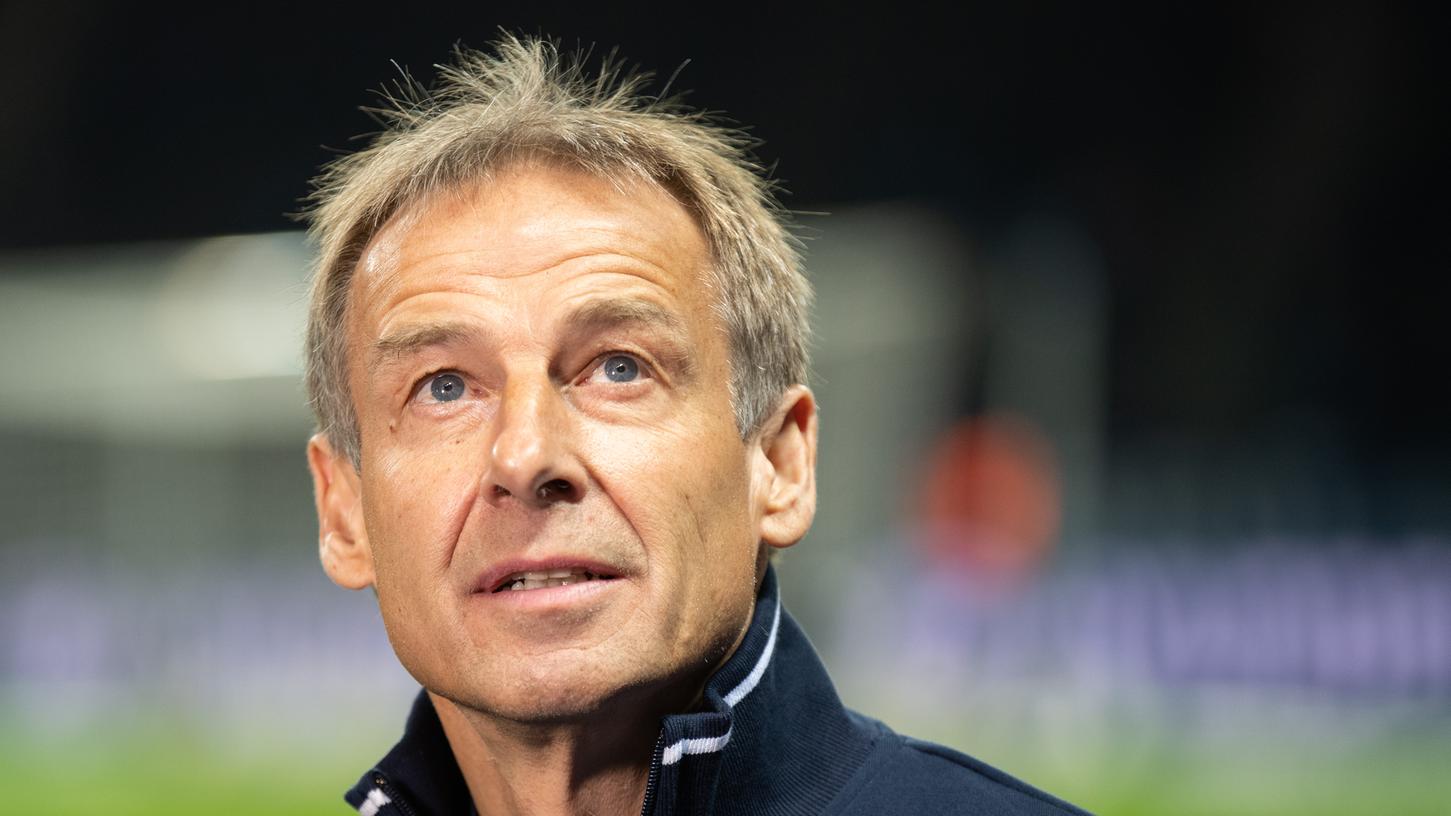 Jürgen Klinsmann stärkt in der Frage um Bundestrainer Joachim Löw diesem den Rücken.