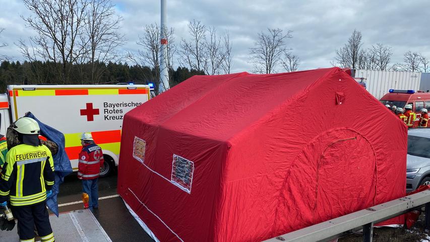 Die Rettungskräfte versorgen die Verletzten in einem Zelt direkt an der Unfallstelle.