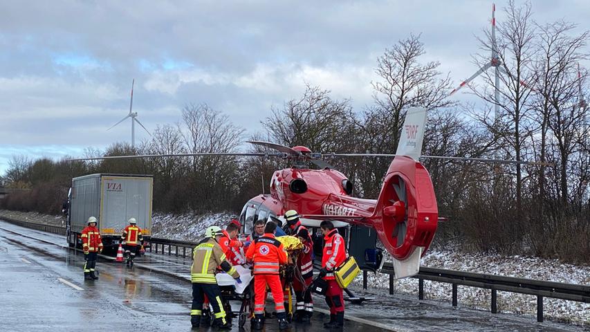 Eine schwerverletzte Person wurde mit dem Helikopter in ein Krankenhaus geflogen.