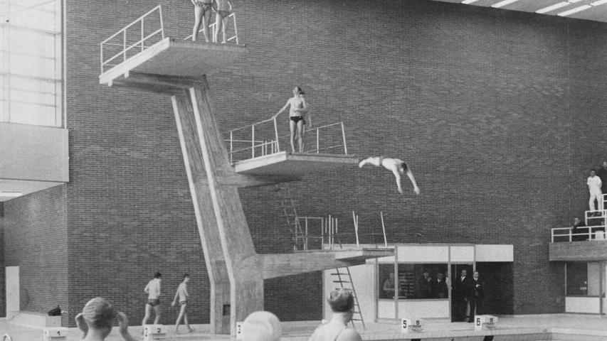 Hunderte von Nürnbergern besuchten schon gestern das neue Hallenbad im Süden Nürnbergs. Hier geht es zum Artikel vom 29. Februar 1970: Badeerlebnis im Süden