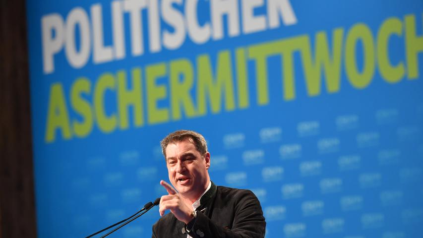 Markus Söder will zudem keinen grünen Kanzler, aber selbst in Bayern bleiben: "Ein grüner Kanzler – den wollen wir nicht in Deutschland. Deswegen stehe ich hier als Ministerpräsident. Ich kann nicht anders, aber ich will auch nicht anders. Mein Platz ist in Bayern und nicht in Berlin."