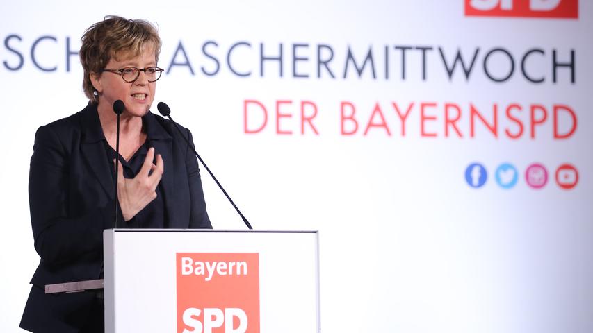 Die bayerische SPD-Vorsitzende Natascha Kohnen in Vilshofen: "Den Mitgliedern der CDU, und nicht nur in Thüringen, rufe ich zu: Besinnt euch, verdammt nochmal! Ihr könnt zwar den von euch begangenen Tabubruch nicht ungeschehen machen, aber die Konsequenzen endlich ziehen. Die Zeit für Machtspielchen mit Faschisten ist vorbei in diesem Land."