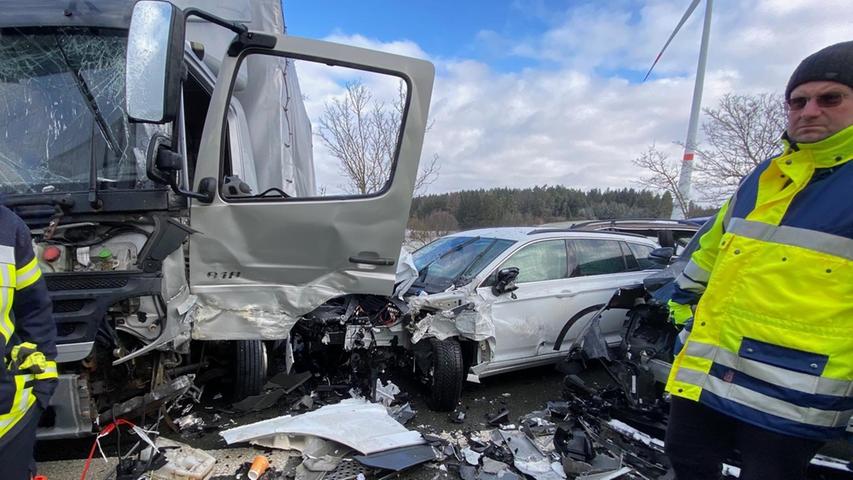 Ein Bild der Verwüstung bot sich den Rettungskräften auf der A6 bei Altdorf. Am Mittwochmorgen hatte sich dort ein schwerer Unfall mit insgesamt 17 Fahrzeugen ereignet.