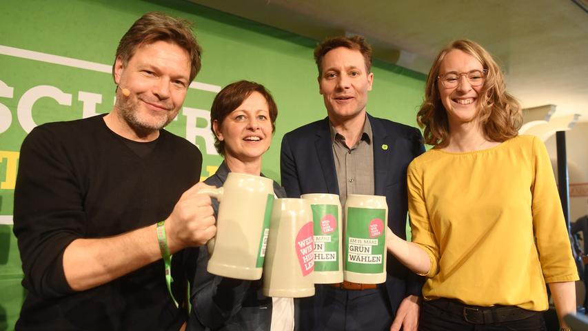 Landshut: Robert Habeck (links), Bundesvorsitzender der Grünen, stößt mit Sigi Hagl, Ludwig Hartmann und Eva Lettenbauer auf den Politischen Aschermittwoch an.