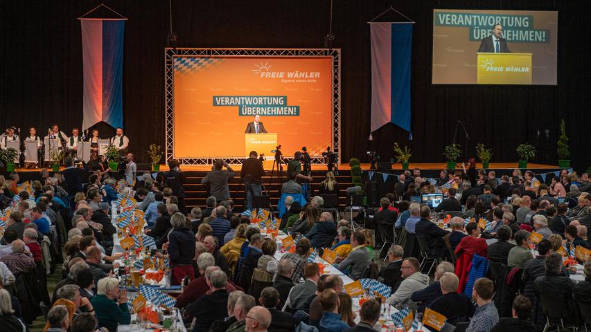 Deggendorf: Zahlreiche Anhänger der Freien Wähler kamen zum Politischen Aschermittwoch in die Stadthalle nach Deggendorf.
