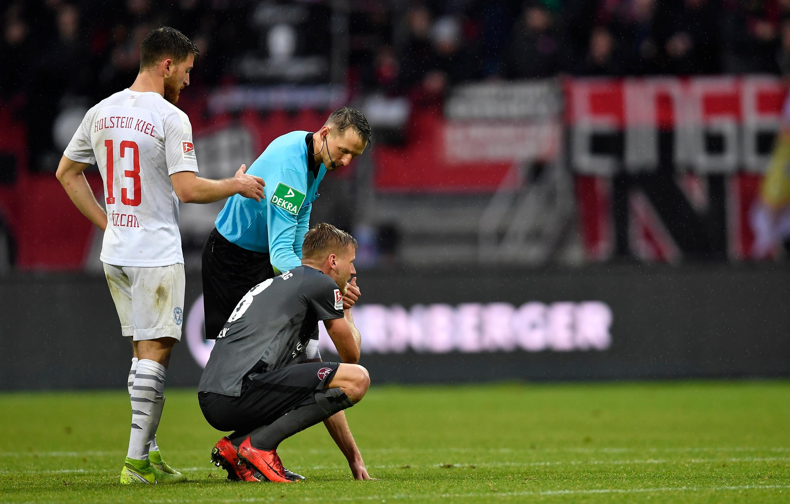 "Bei 50/50-Entscheidungen in der Regel gegen den Club": Diesen Vorwurf hört man von Anhängern des FCN unangenehm oft, dabei war es in dieser Saison tatsächlich häufiger der Fall. So auch im Heimspiel gegen Holstein Kiel, als Schiedsrichter Timo Gerach nach 41 Minuten auf den Punkt zeigte. Hanno Behrens hatte Kiels Salih Özcan im Strafraum unabsichtlich zu Boden gerissen, als der Club-Kapitän auf seifigem Geläuf unglücklich ausgerutscht war. Für Gerach dennoch eine klare Sache. Diese Entscheidung hatte am Ende aber keine Auswirkung, denn Felix Dornebusch parierte den schwach geschossenen Elfmeter Özcans.