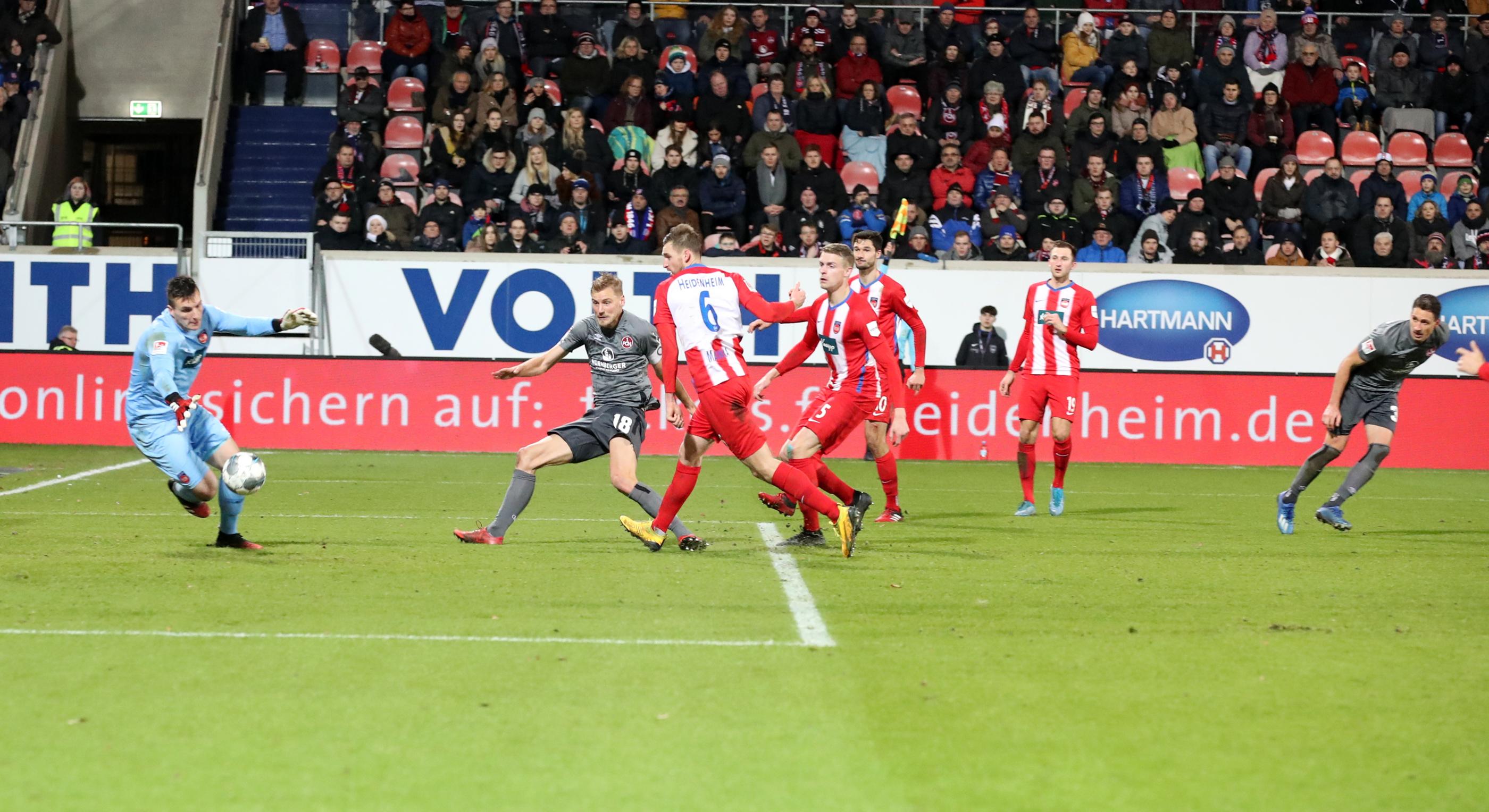 Heidenheim wie Bochum: Dem Club wird ein Treffer wegen des im Abseits stehenden Michael Frey aberkannt, auch wenn der Schweizer den Ball gar nicht berührt hatte. An der Brenz war die Entscheidung, Georg Margreitters Tor zum 3:1 zurückzunehmen, besonders hart, da Frey weder richtig aktiv wurde noch einen Gegenspieler beinflusst hatte.