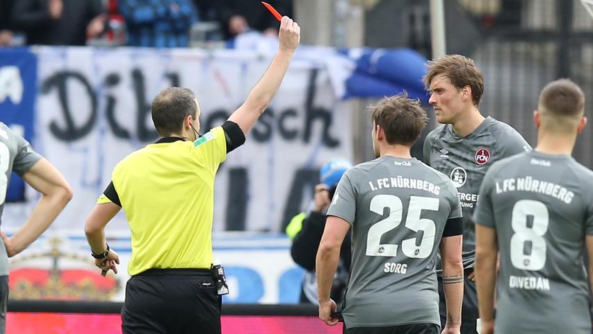 Die Sonne scheint schon lange nicht mehr über dem Club, stattdessen verleiht im Gastspiel am Böllenfallentor zweimal der Rote Karton den tristen Nürnberger Zeiten Farbe. Über weite Strecken kontrolliert der FCN die Partie bei den Lilien, geht nach einer halben Stunde verdient durch Dovedan in Führung, ehe Sörensen nicht regelkonform eine Dursun-Großchance vereitelt - Elfmeter und Platzverweis, Kempe trifft vom Punkt und der Däne fliegt. Die Unterzahl fällt allerdings vorerst nicht ins Gewicht, zu harmlos präsentieren sich die Hausherren. Doch der Club bleibt sich treu: Darmstadts Defensivkraft Dario Dumic schockt den FCN nach 89 Minuten mit dem 1:2. In der Nachspielzeit sieht Fabian Nürnberger nach einer Schiedsrichter-Entscheidung zunächst Schwarz und für sein anschließendes Abwinken Gelb-Rot.
Die Sonne scheint schon lange nicht mehr über dem Club, stattdessen verleiht im Gastspiel am Böllenfallentor zweimal der Rote Karton den tristen Nürnberger Zeiten Farbe. Über weite Strecken kontrolliert der FCN die Partie bei den Lilien, geht nach einer halben Stunde verdient durch Dovedan in Führung, ehe Sörensen nicht regelkonform eine Dursun-Großchance vereitelt - Elfmeter und Platzverweis, Kempe trifft vom Punkt und der Däne fliegt. Die Unterzahl fällt allerdings vorerst nicht ins Gewicht, zu harmlos präsentieren sich die Hausherren. Doch der Club bleibt sich treu: Darmstadts Defensivkraft Dario Dumic schockt den FCN nach 89 Minuten mit dem 1:2. In der Nachspielzeit sieht Fabian Nürnberger nach einer Schiedsrichter-Entscheidung zunächst Schwarz und für sein anschließendes Abwinken Gelb-Rot.
