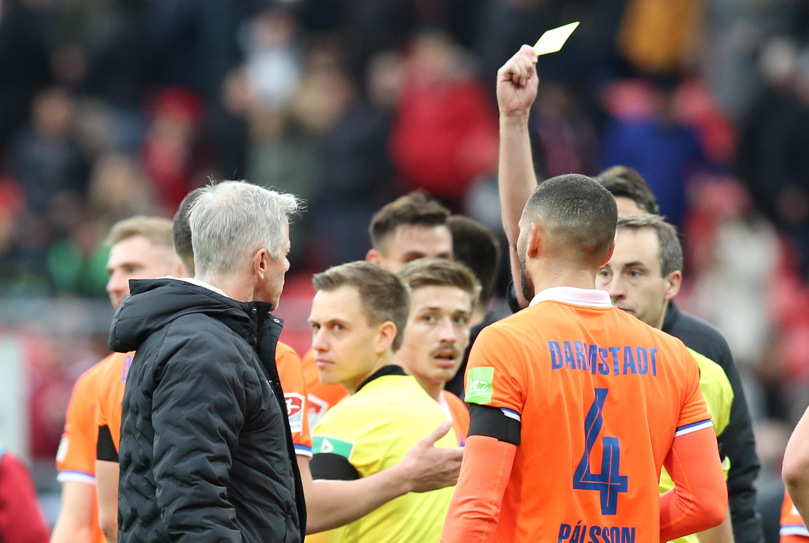 Endgültig das nötige Feingefühl vermissen ließ Alt dann in den letzten Atemzügen der Partie. Erst schickte der 35-Jährige Fabian Nürnberger wegen Abwinkens mit Gelb-Rot vom Platz, ehe er nach der Partie noch Jens Keller und seinen Co Thomas Stickroth für ein paar nachträgliche Worte mit Gelb verwarnte.