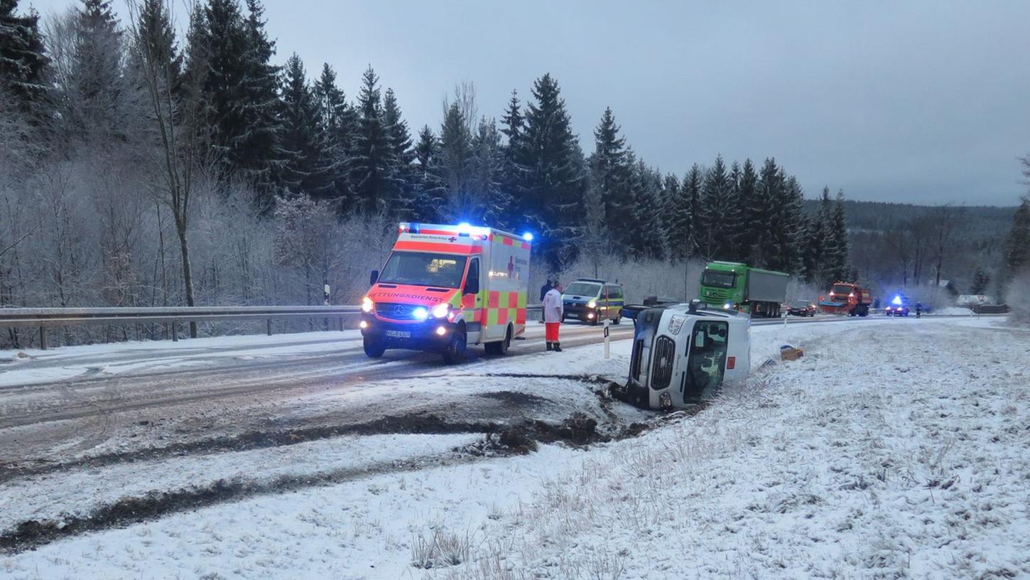 Ein Kleinbus kam im Landkreis Kronach von der schneebedeckten Straße ab und blieb im Graben liegen.