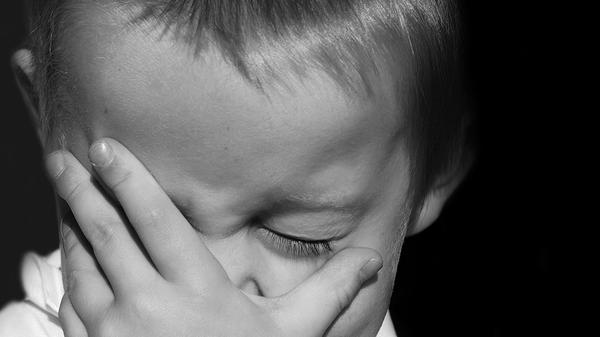 Ähnlicher Tipp wie bei einer Erkältung: Nicht die Augen, die Nase und den Mund berühren! Einfach erklärt: Im Alltag berührt man ganz viele Oberflächen, wobei die Hände Viren aufnehmen können. Wenn die Hände einmal kontaminiert sind, kann das Virus auf Augen, Nase und Mund übertragen werden. Das Virus kann von dort in den Körper eindringen und krank machen.