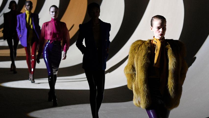 Verrucht und bunt: Die wildesten Outfits der Pariser Fashion Week