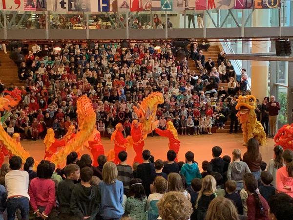 Dichtes Gedränge in der deutschen Schule von Shanghai am 23. Januar:  Schüler, Eltern und Lehrer feierten mit dem chinesischen Drachen den Beginn der Ferien. Tags darauf kam die Corona-Meldung.