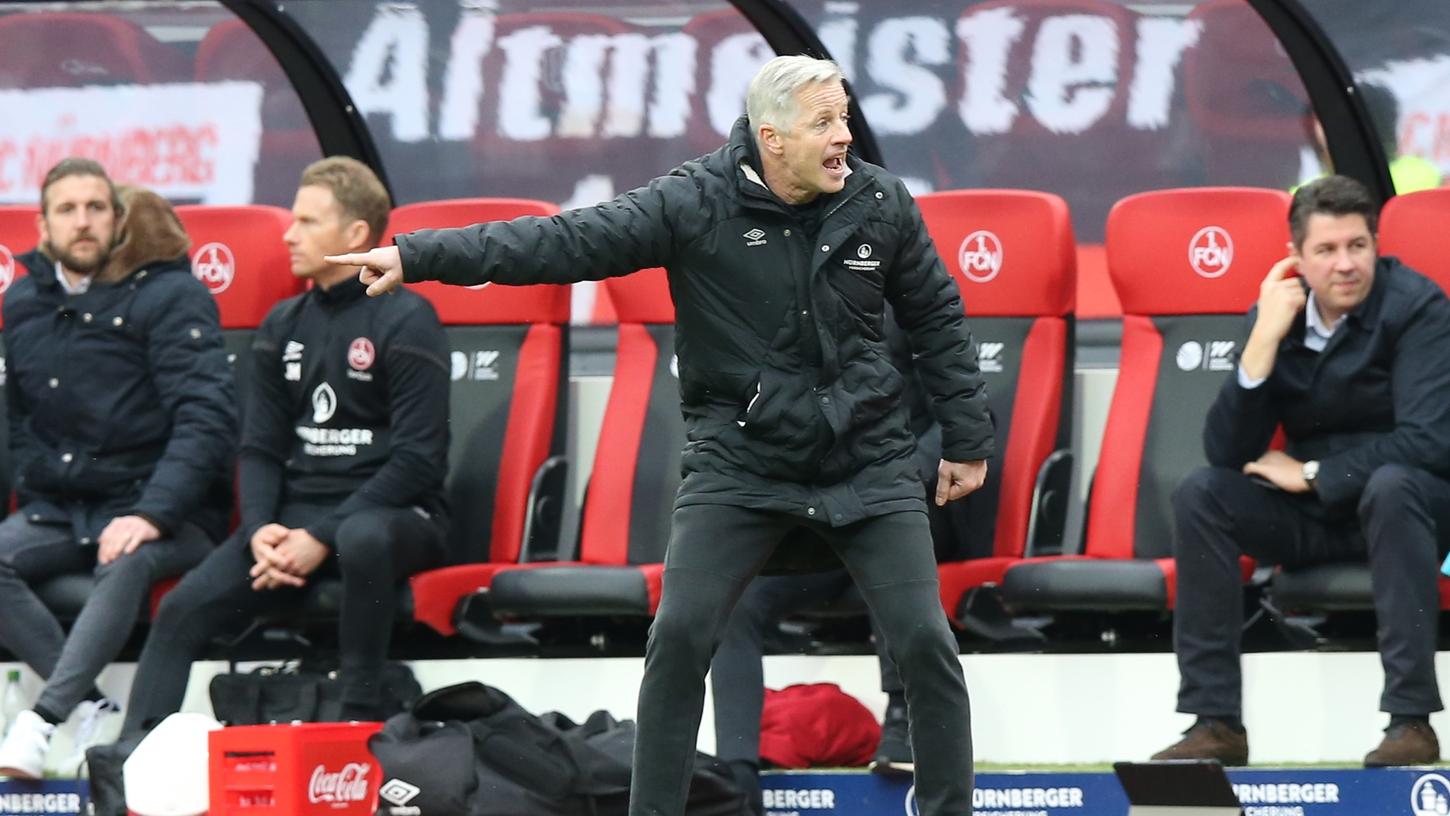 Muss seine Abwehr umbauen: Club-Trainer Jens Keller. Muss seine Abwehr umbauen: Club-Trainer Jens Keller.