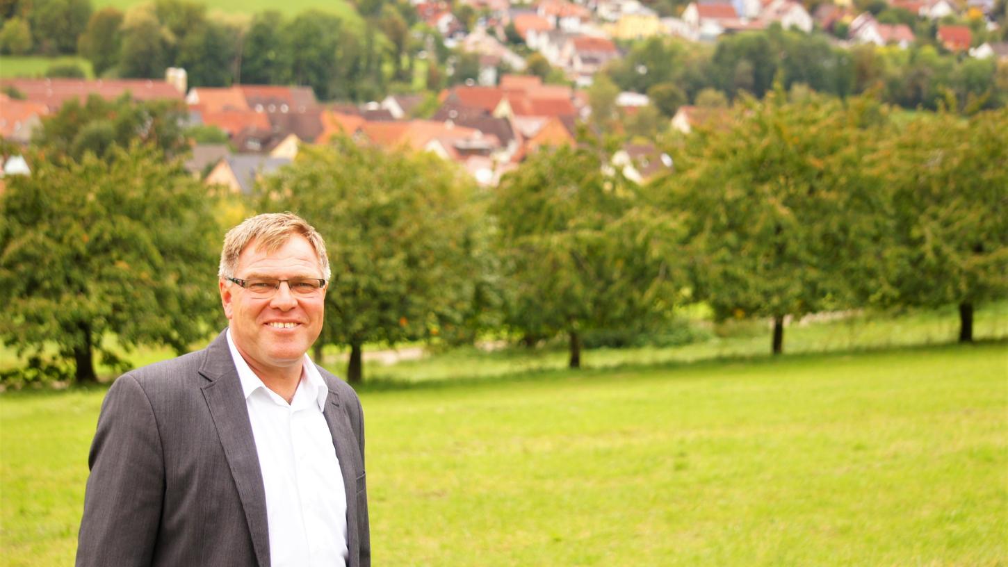 Edmund Ulm ist seit zwei Jahren der erste Bürgermeister von Igensdorf. Der 56-Jährige arbeitet im Nebenerwerb im Obstanbau. 
