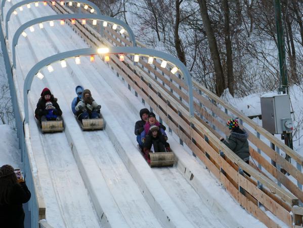 Die historische Rodelbahn ist höllisch schnell und eine Touristenattraktion in Québec-City.
Die historische Rodelbahn ist höllisch schnell und eine Touristenattraktion in Québec-City.