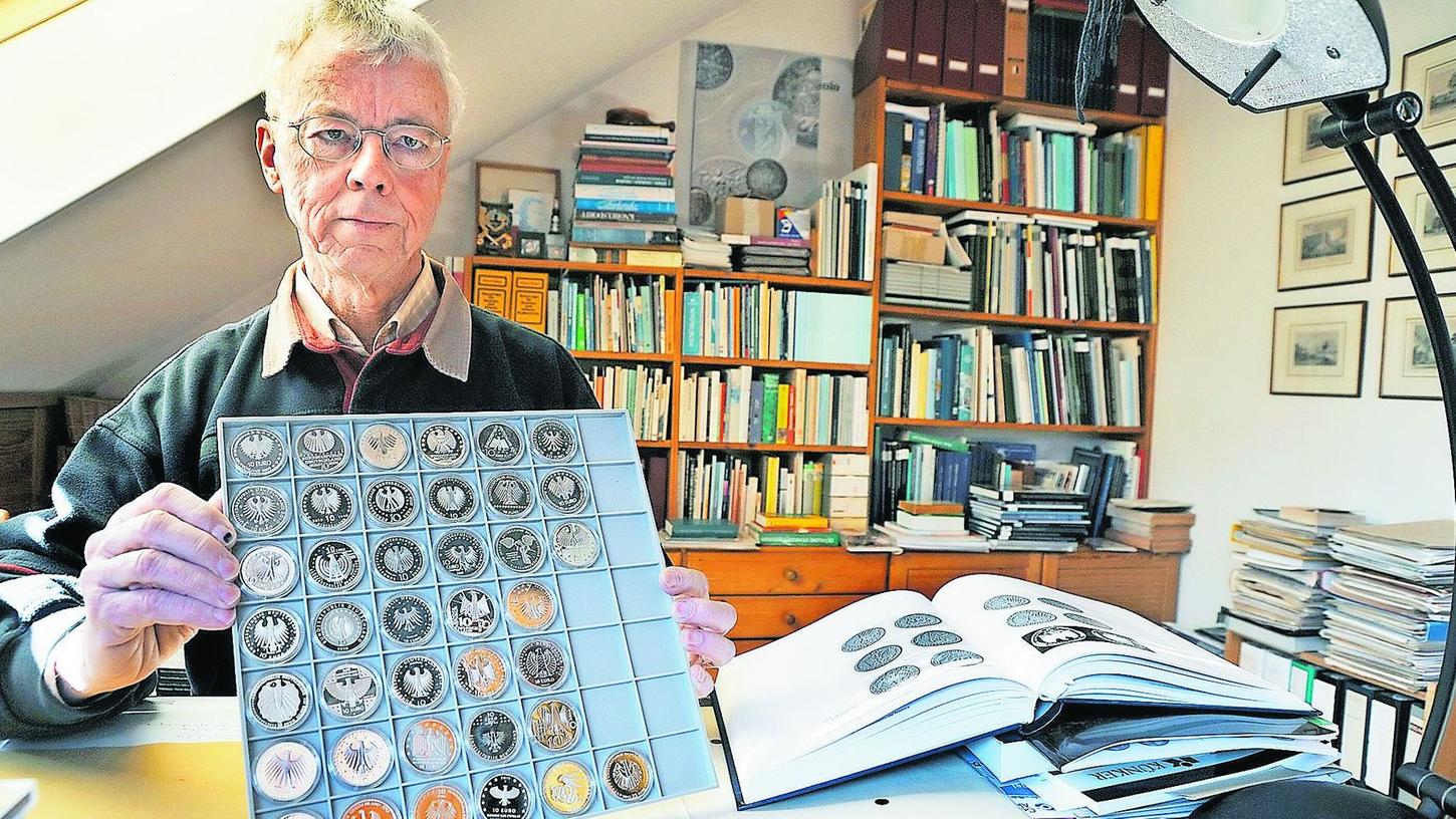 Winfried Stein mit einem kleinen Teil seiner stolzen Sammlung. Los ging es mit einer überschaubaren Zahl Münzen, die er Anfang der 90er Jahre von seinem Vater geerbt hatte.