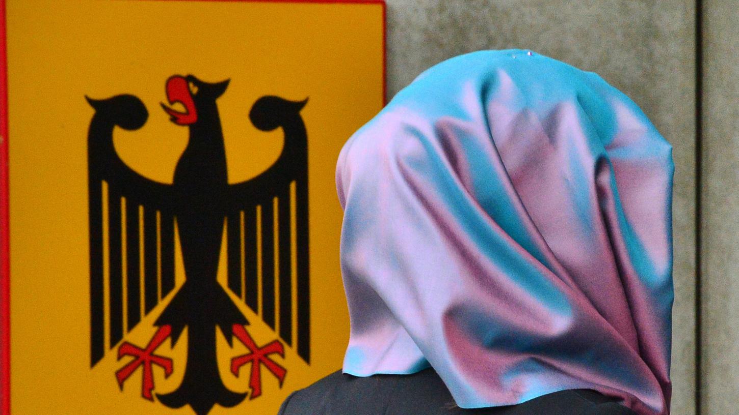 In Hessen dürfen Referendarinnen während ihrer Ausbildung zwar noch ein Kopftuch tragen. Sie dürfen dann allerdings nicht als Vertreterinnen des Staates in Erscheinung treten.