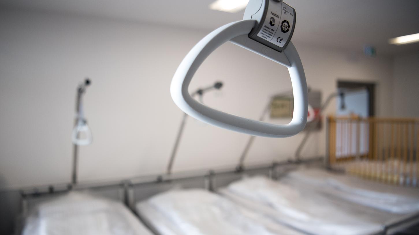 "Bayerns Krankenhäuser stellen sich auf die Versorgung stationär behandlungsbedürftiger Patienten ein und halten im Rahmen ihrer Kapazitäten entsprechende qualifizierte Versorungsangebote vor", sagt Gesundheitsministerin Melanie Huml (CSU).