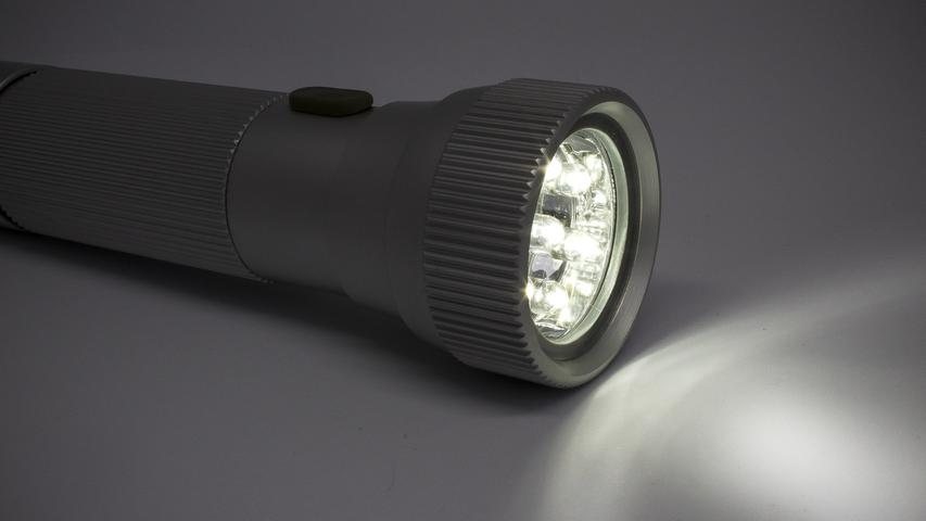 Eine funktionierende Taschenlampe sollte sich auch immer im Haus befinden. Und für den Fall, dass die Batterien schwach werden...