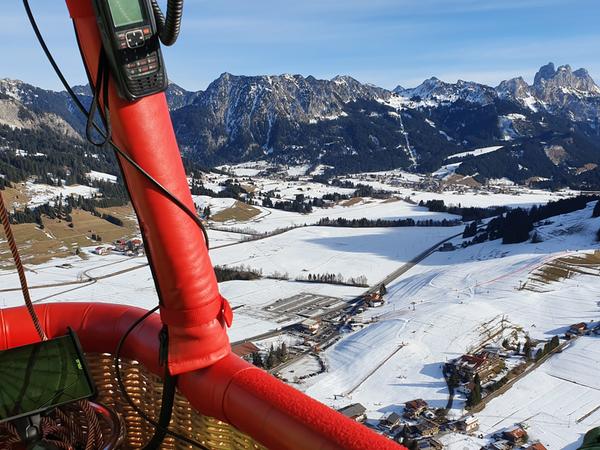 Vom Ballonkorb aus hat man einen atemberaubenden Ausblick auf das Alpenpanorama.