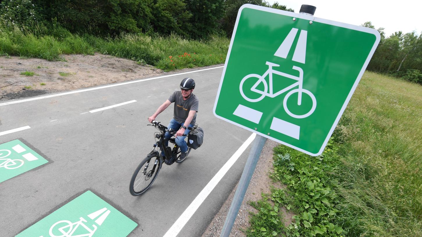 In Hessen läuft’s schon: Auf einem neu angelegten Radschnellweg macht ein E-Bike-Fahrer ordentlich Tempo.