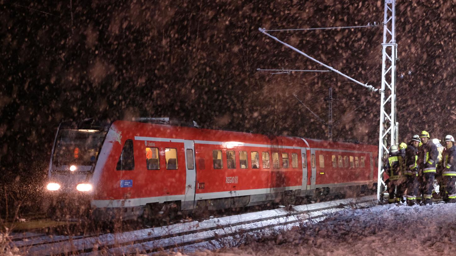 Der Wintereinbruch brachte nicht nur schöne Bilder von weiß bedeckten Häusern, Straßen und Bäumen mit sich, sondern auch umgestürzte Bäume, die für ein Chaos im Bahnverkehr sorgten.
