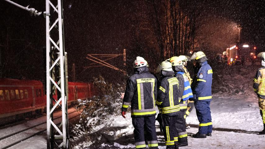Einsatzkräfte der Feuerwehr Roth betreuten die Bahnreisenden während der Störung.