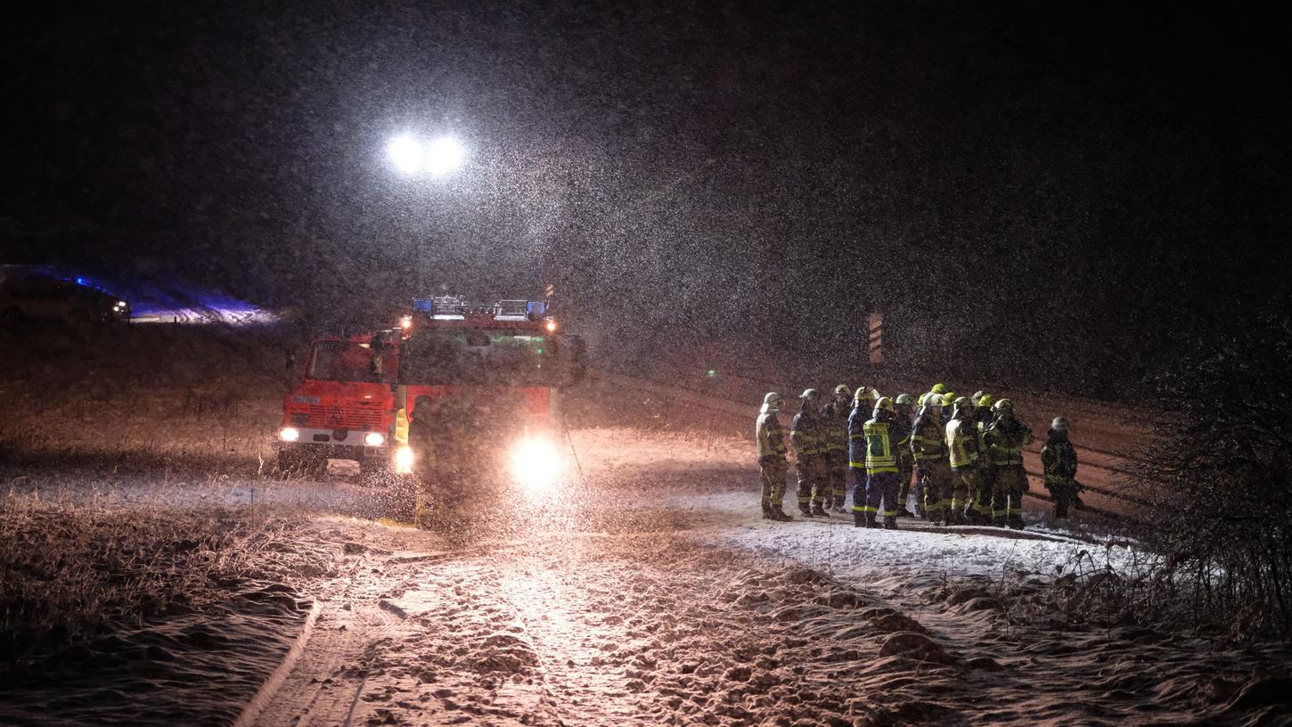 Der Wintereinbruch legte mehrere Straßen in Franken lahm. Der Wintereinbruch legte mehrere Straßen in Franken lahm.