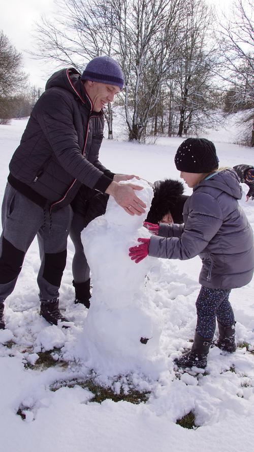 Schnell und spontan muss man sein, um den Schnee auch wirklich zu genießen! Gut dass gerade Ferien sind, da lässt es sich prima mit dem Papa einen Schneemann bauen, wie hier am Lehnershügel in Gunzenhausen.