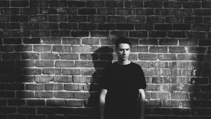 Eigentlich heißt der Berliner DJ und Produzent Alex Ridha, ist aber unter dem Namen Boys Noize besser bekannt. Im zarten Alter von 15 Jahren feierte er sein Debüt an den Turntables und hat seitdem einen einzigartigen Sound für sich kreiert. Eigentlich heißt der Berliner DJ und Produzent Alex Ridha, ist aber unter dem Namen Boys Noize besser bekannt. Im zarten Alter von 15 Jahren feierte er sein Debüt an den Turntables und hat seitdem einen einzigartigen Sound für sich kreiert.