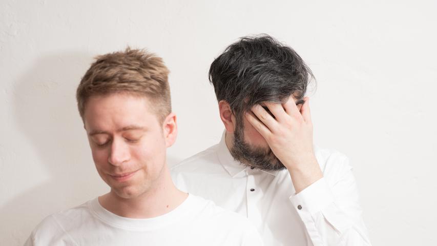 Vier Jahre, nachdem sie angefangen hatten, gemeinsam Musik zu machen, gründeten die beiden Hamburger Jens "Jence" Moelle und İsmail "Isi" Tüfekçi die Band und erlangten mit ihrem ersten Album bereits internationale Aufmerksamkeit. Wirklich bekannt wurde das Electro-House-Duo mit der Single "Idealistic", das in den Filmen "Midnight Club: Los Angeles" und "Saints Row: The Third" vorkommt. Vier Jahre, nachdem sie angefangen hatten, gemeinsam Musik zu machen, gründeten die beiden Hamburger Jens "Jence" Moelle und İsmail "Isi" Tüfekçi die Band und erlangten mit ihrem ersten Album bereits internationale Aufmerksamkeit. Wirklich bekannt wurde das Electro-House-Duo mit der Single "Idealistic", das in den Filmen "Midnight Club: Los Angeles" und "Saints Row: The Third" vorkommt.