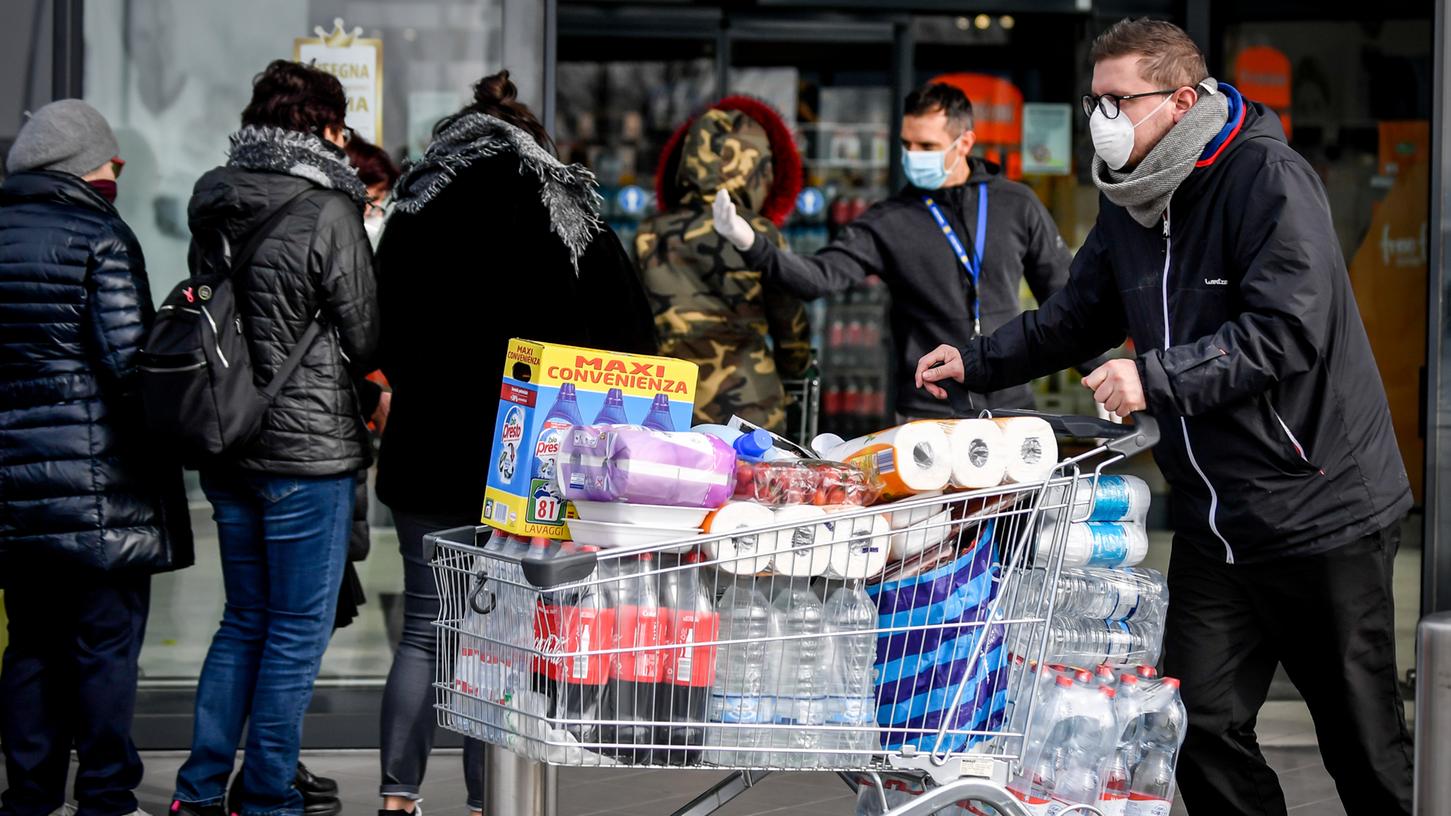 Aufgrund der Infektionsgefahr dürfen Kunden in manchen italienischen Regionen nur stoßweise und dann nur in kleinen Gruppen die Lebensmittelmärkte betreten. Solche Zustände gehören in Deutschland bisher noch nicht zum Alltag.