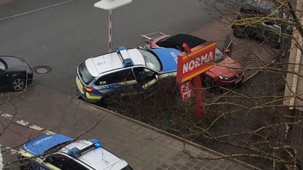 Mitten im Einsatz: Streifenwagen rammt Auto auf Norma-Parkplatz