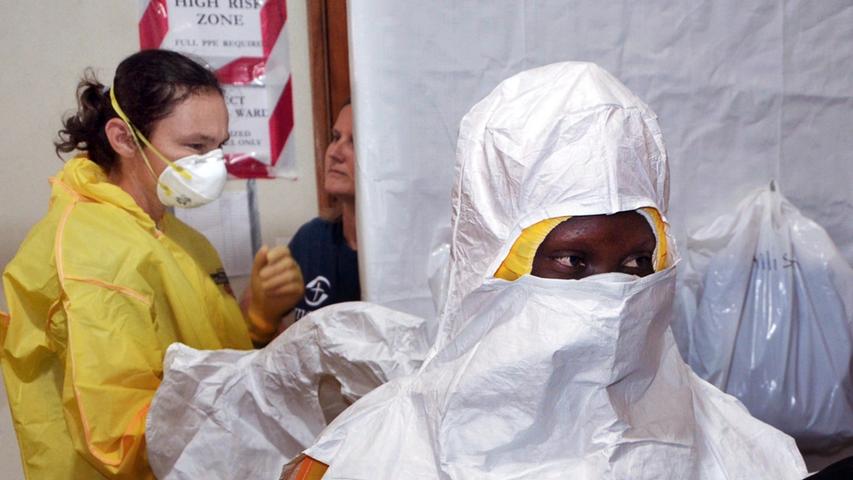 Die Ebolafieber-Epidemie, die 2014 in mehreren westafrikanischen Ländern ausbrach und Anfang 2016 zunächst als beendet erklärt wurde, forderte in Westafrika mehr als 11.000 Tote.
Seit Mitte 2018 tritt Ebola im Osten des Kongo auf. Mehr als 3300 Menschen infizier­ten sich, mehr als 2200 starben.