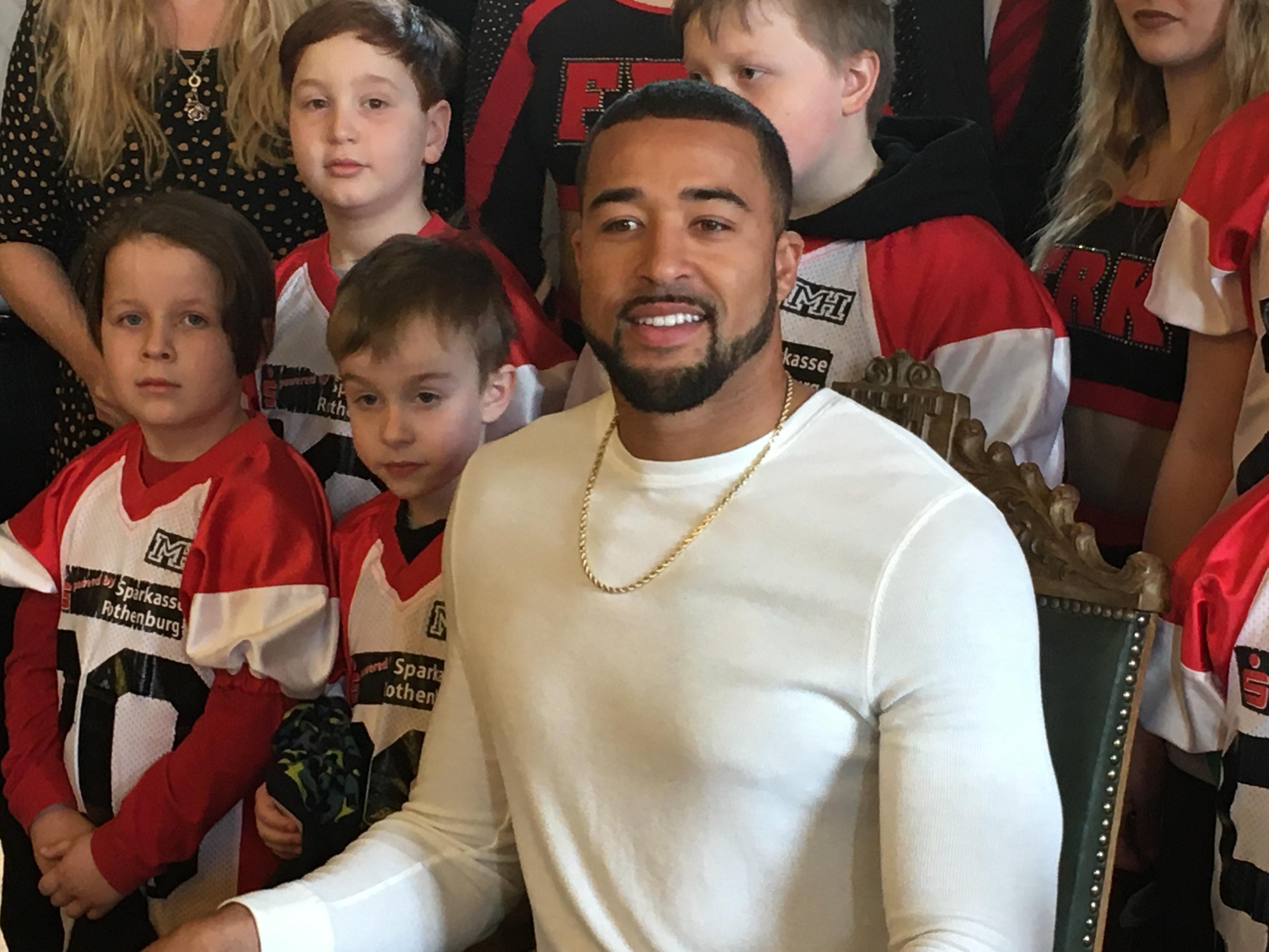 Rothenburger, Football-Profi, Superbowl-Finalist. Wolfgang Laaß über Mark Nzeocha: "Dass er für die Franken Knights, bei denen er als 13-Jähriger mit Flag Football angefangen hatte, bereits als junger Mann viel zu gut war, konnte jeder sehen. Mittlerweile ist Mark Nzeocha zwar rundum mit dicken Muskeln bepackt, aber nach wie vor ein Modellathlet; man möchte sich das nicht vorstellen, wie es ist, wenn er im Spiel mit seinen schnellen Beinen auf einen zurast oder zufliegt." Foto: oh