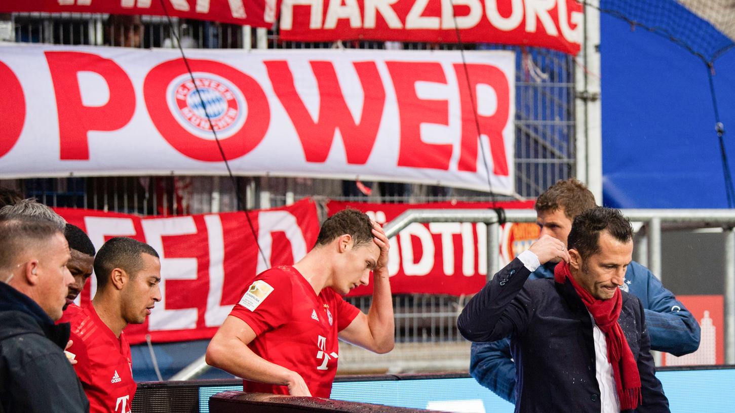 Verantwortliche und Spieler des FC Bayern zeigten sich fassungslos über die Schmähplakate der eigenen Fans.