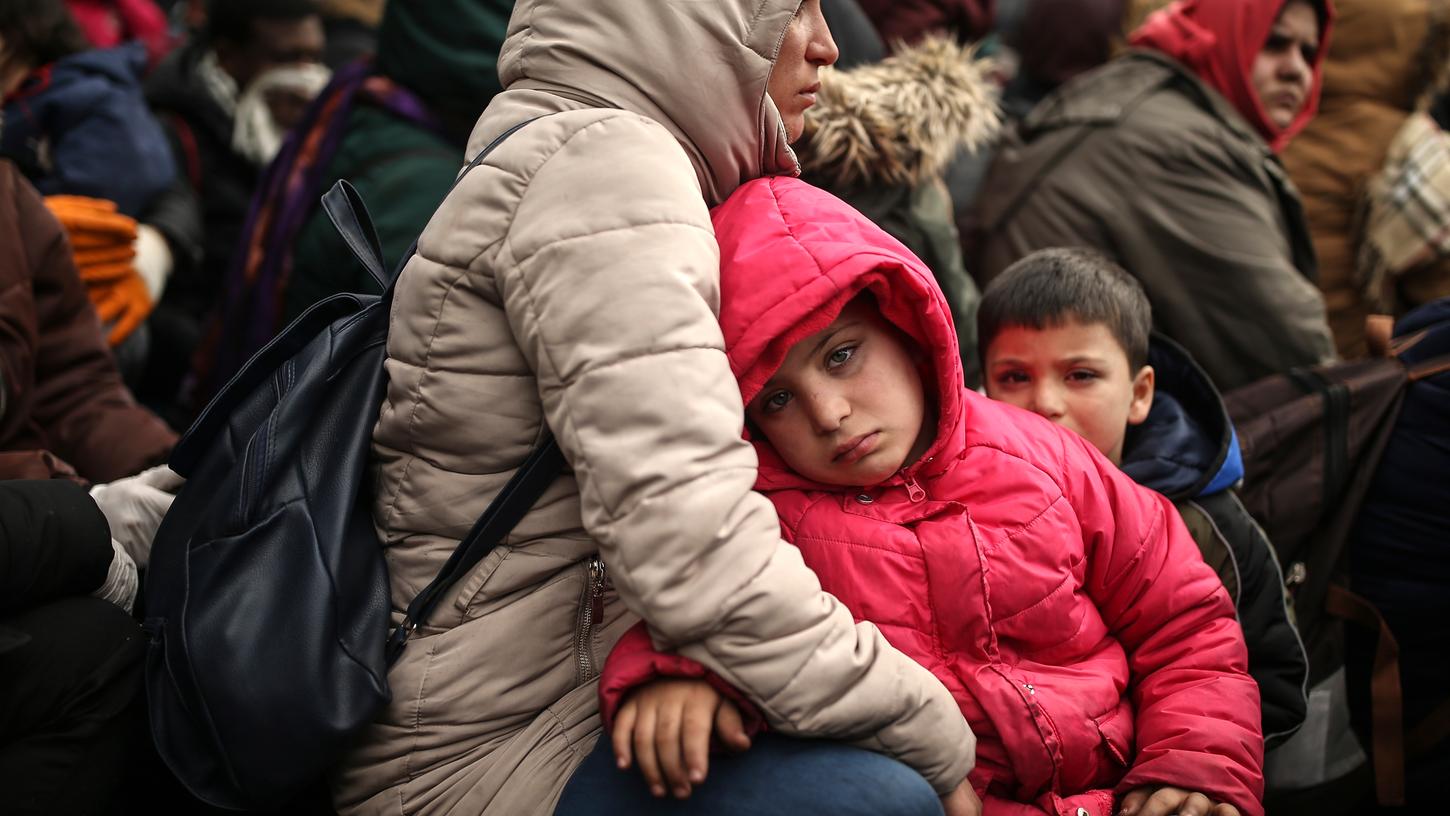 Migranten versammeln sich an der Grenze zur Griechenland zwischen den Grenzübergängen Pazarkule und Katanies.