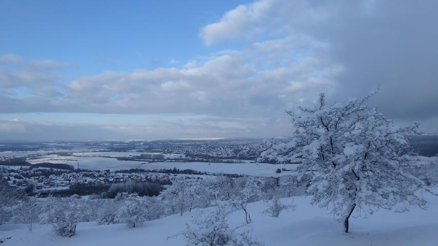 Der Blick vom Rodenstein auf das tief verschneite Wiesenthau. So sieht ein echter Winter aus.