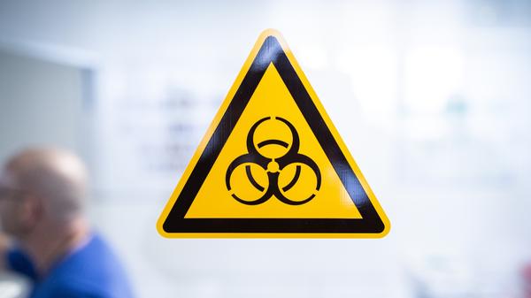 Seit Jahrhunderten gängige Schutzmaßnahme gegen die Verbreitung von Krankheiten. Infizierte oder Personen, bei denen der Verdacht darauf besteht, isolieren sich vorübergehend.