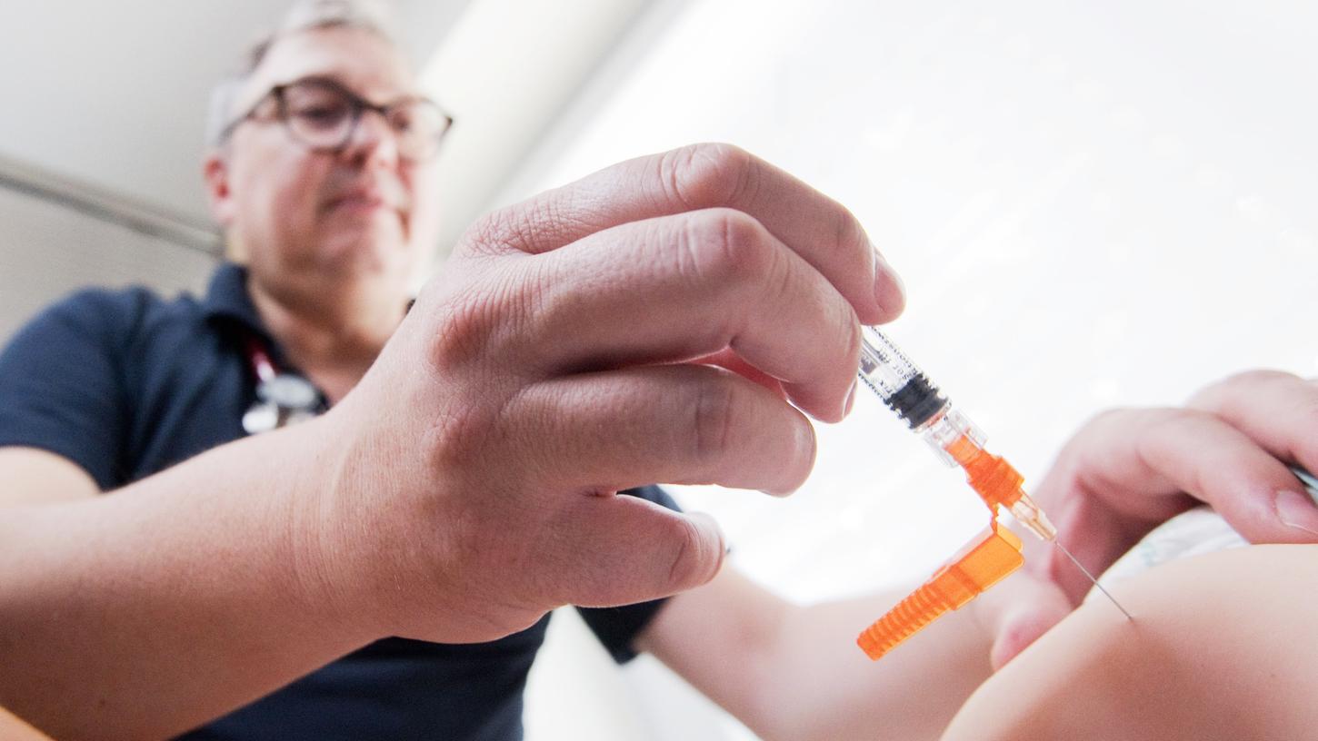 Kommt die Impfpflicht durch die Hintertüre, etwa durch Einschränkungen im Alltag? Die Debatte in Deutschland läuft. 